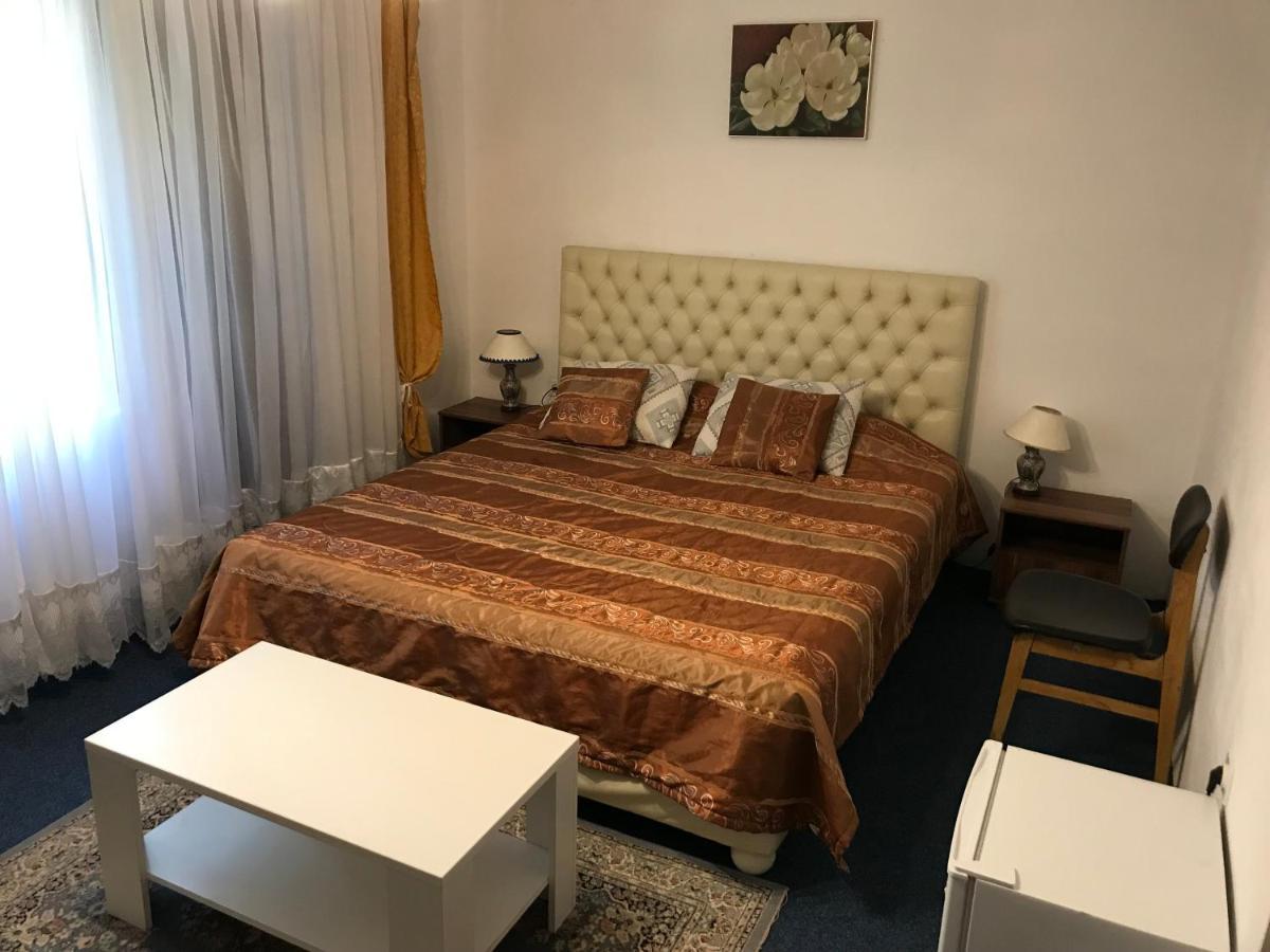 ティヴァト Madam Svetlana Bed & Breakfast エクステリア 写真